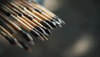 Los investigadores usaron varias de las puntas para fabricar sus propias flechas y dispararlas contra animales. Querían comprobar si las marcas de impacto observadas en ellas eran de usarlas como flechas.