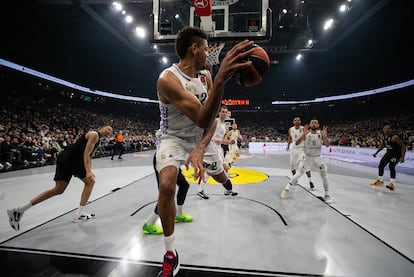 El jugador del Madrid, Walter Tavares, controla el balón durante el partido de este jueves.