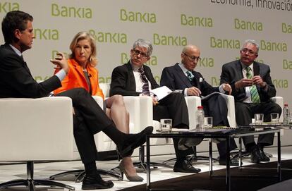 Jaime Guardiola, consejero delegado del Sabadell, María Dolores Dancausa, su homóloga en Bankinter, Javier Moreno, director de EL PAÍS, Roberto Higuera, vicepresidente del Popular, y Francisco Verdú, consejero delegado de Bankia.