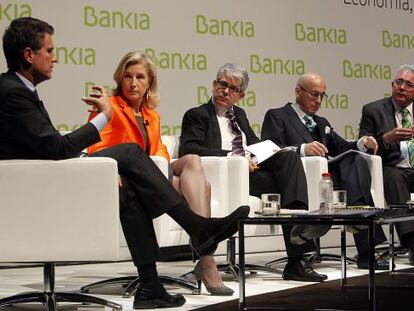 Jaime Guardiola, consejero delegado del Sabadell, María Dolores Dancausa, su homóloga en Bankinter, Javier Moreno, director de EL PAÍS, Roberto Higuera, vicepresidente del Popular, y Francisco Verdú, consejero delegado de Bankia.