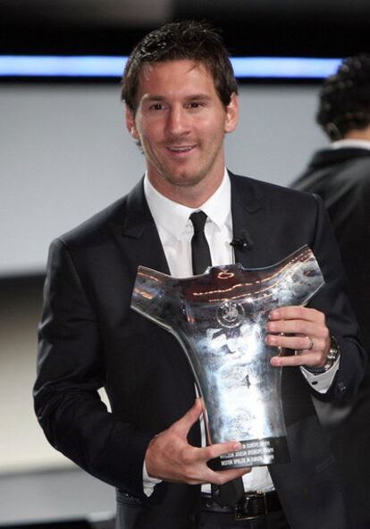 Leo Messi con el trofeo de Mejor Jugador de Europa de la temporada 2010-11.