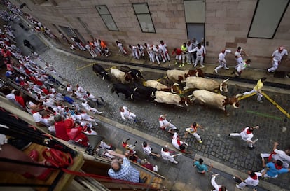 Los toros de la ganaderia salmantina de Puerto de San Lorenzo han protagonizado el primer encierro de estos Sanfermines 2018.