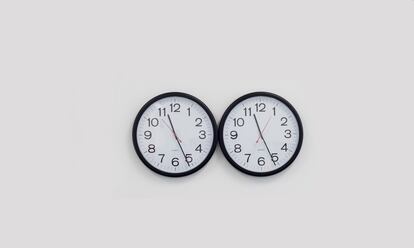 Untitled (Perfect Lovers), 1987-1990, de Félix González-Torres, en el Macba.