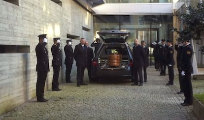 El féretro con los restos de la agente fallecida, a su llegada ayer a la comisaría de Vigo, donde se instaló la capilla ardiente.