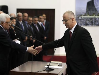 Rami Hamdal&aacute; le estrecha la mano a Mahmud Abbas tras jurar el cargo, el jueves. 