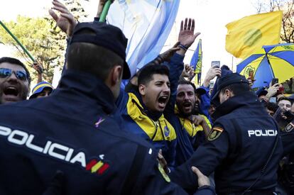 Agentes de la Policía Nacional controlan a los aficionados de Boca Juniors, este sábado en Madrid.