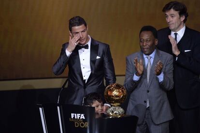 Cristiano Ronaldo, ganador del Balón de Oro 2013, junto a Pelé, en el momento de la entrega del premio.