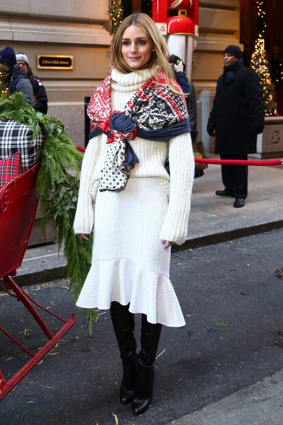 Olivia Palermo pasa de los jerseys navide&ntilde;os horteras y prefiere darle el toque invernal a su look a trav&eacute;s del pa&ntilde;uelo. El pelo, por supuesto, mejor por dentro del cuello alto del jersey.