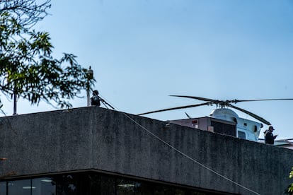 Un francotirador vigila las inmediaciones del sitio en que está detenido Ovidio Guzmán.