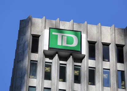 El logo de TD Bank en un edificio en Toronto (Canadá).