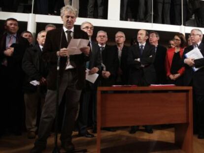 La oposición parlamentaria, junto a rectores y científicos, ayer, en el Congreso de los Diputados, tras la firma de documento contra los recortes en I+D. A la izquierda, en primer plano, el paleontólogo Juan Luis Arsuaga.