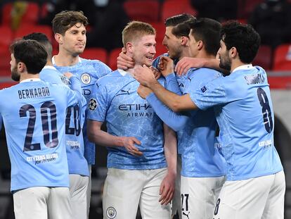 Los jugadores del City felicitan a Kevin de Bruyne tras el 1-0.