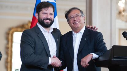 El presidente de Chile, Gabriel Boric, y el presidente colombiano, Gustavo Petro, se dan la mano durante una conferencia de prensa, en Bogot, el 8 de agosto de 2022.