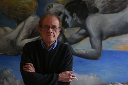 Luis Eduardo Aute, posa ayer ante uno de sus cuadros en su casa.