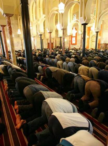 Musulmanes orando en la Mezquita de la M-30 de Madrid.