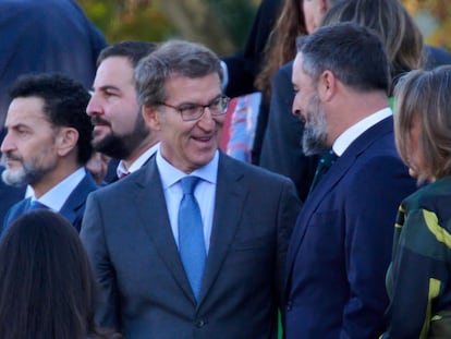 Alberto Nuñez Feijoo , a la izquierda, saluda a Santiago Abascal en la tribuna de invitados del desfile del pasado 12 de octubre en Madrid.