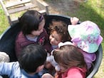 Un grupo de niños juega a encajarse en un cubo en el espacio educativo La Violeta, en Galapagar, Madrid.