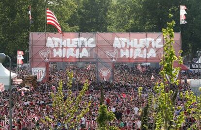 Aficionados del Athletic de Bilbao en la carpa de Madrid Río.