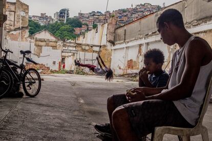 Mariana Crioula, llamado así por una esclava que se convirtió un modelo de resistencia, es el nombre del movimiento social que okupó un almacén vacío del puerto, situado inmediatamente a espaldas de Morro da Providencia, la favela más antigua de Río. Aunque en el antiguo almacén solo viven permanentemente cuatro personas en chabolas construidas por ellas mismas, el movimiento social al que pertenecen está formado por 70 miembros que pagan un cuota.