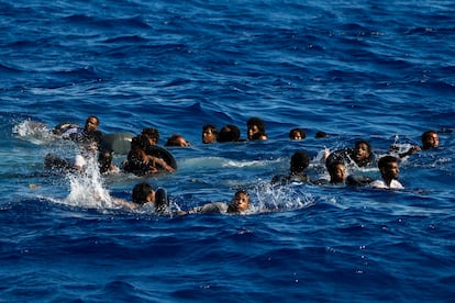 Un grupo de migrantes trata de mantenerse a flote tras el vuelco de la patera. 