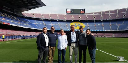 Segundo desde la izquierda, Pedro Fernández Bolaños, en una reunión de 'greenkeepers' en el Camp Nou.