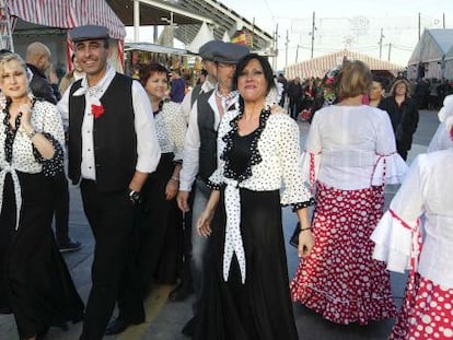 Ambiente en una de las calles de Feria de Abril de Barcelona.