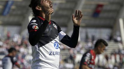 Morales, de los Lobos, durante un partido de Liga MX. 