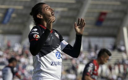 Morales, de los Lobos, durante un partido de Liga MX. 