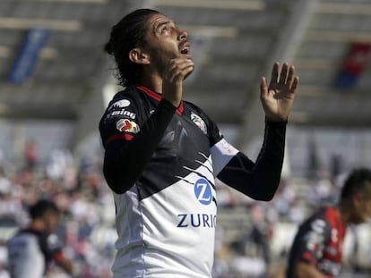 Morales, de los Lobos, durante un partido de Liga MX. 