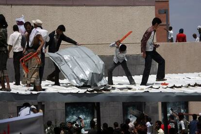 Protestas en la embajada de EE UU en Sana, capital de Yemen. 