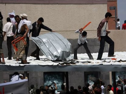 Protestas en la embajada de EE UU en Sana, capital de Yemen. 