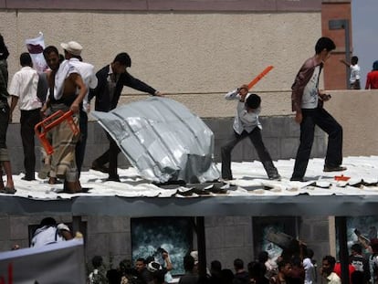 Protestas en la embajada de EE UU en Sana, capital de Yemen.