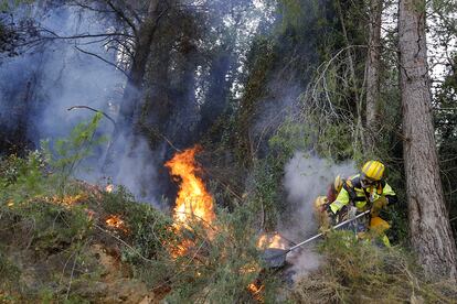 Un bombero trabaja para el extinción del incendio forestal en la localidad valenciana de Ador, este sábado.