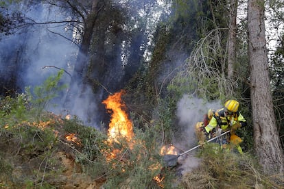 Un bombero trabaja para el extinción del incendio forestal en la localidad valenciana de Ador, este sábado.