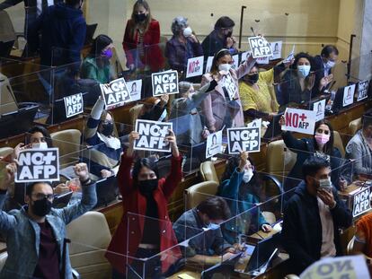 En una fotografía del 18 de abril de 2022, diputados en el Congreso de Chile muestran carteles en rechazo a las Administradores de Fondos de Pensiones, AFP.