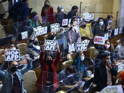 En una fotografía del 18 de abril de 2022, diputados en el Congreso de Chile muestran carteles en rechazo a las Administradores de Fondos de Pensiones, AFP.