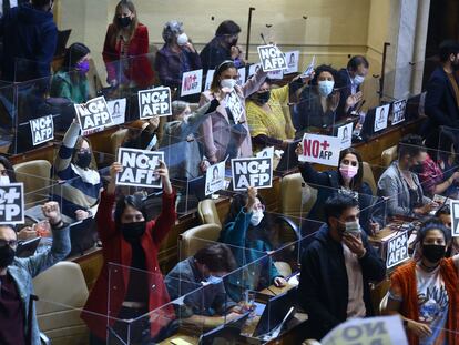 Diputados de la Cámara de Chile con pancartas contra el retiro de los fondos de pensiones.