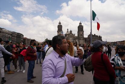 Este 19 de septiembre, la bandera de México en el Zócalo de Ciudad de México ondeaba a media asta en memoria de las víctimas de los sismos de 1985 y 2017.