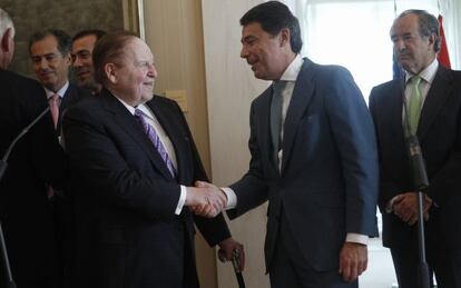 Sheldon Adelson and Madrid regional leader Ignacio Gonz&aacute;lez in Madrid on Tuesday.