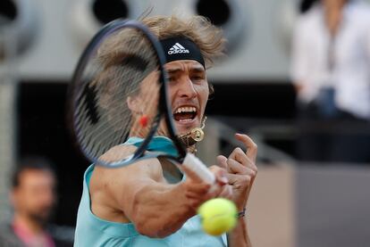 El tenista alemán Alexander Zverev, devuelve una bola al español Carlos Alcaraz, durante la final del Mutua Madrid Open, en la Caja Mágica de Madrid. 
