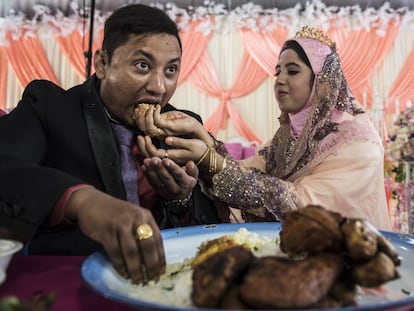 Cerimônia com casal rohingya, selando um casamento arranjado, como é hábito nessa comunidade.