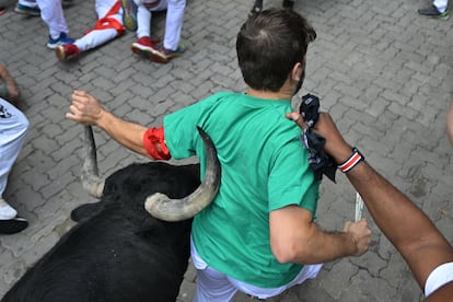 Uno de los mozos es empujado por uno de los toros de Victoriano del Río, en el tercer encierro de los Sanfermines.