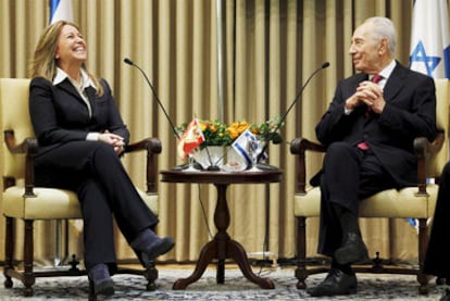 Trinidad Jiménez conversa con el presidente de Israel, Simón Peres, en la residencia presidencial de Jerusalén.