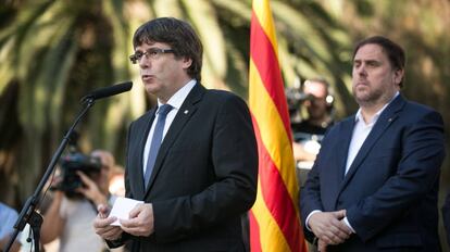 Discurso del presidente catalan, Carles Puigdemont, a su lado, el vicepresidente, Oriol Junqueras en el 77 aniversario del fusilamiento de Lluis Companys.