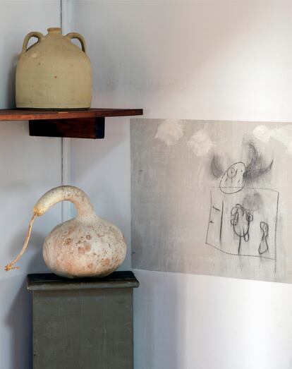 Dibujos al carboncillo sobre la pared del estudio.