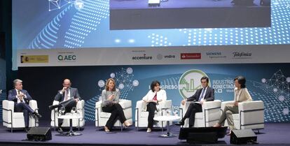 El presidente de Accenture Iberia, Juan Pedro Moreno; el presidente de Indra, Fernando Abril-Martorell; la secretaria General de Industria y de la PYMES, Begoña Cristeto; la presidenta de Siemens España, Rosa García; el presidente de Telefónica, José María Álvarez Pallete; y la presidenta de Santander, Ana Botín.