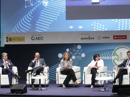 El presidente de Accenture Iberia, Juan Pedro Moreno; el presidente de Indra, Fernando Abril-Martorell; la secretaria General de Industria y de la PYMES, Begoña Cristeto; la presidenta de Siemens España, Rosa García; el presidente de Telefónica, José María Álvarez Pallete; y la presidenta de Santander, Ana Botín.