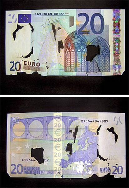 Imagen cedida por el Bundesbank, que muestra dos billetes de 20 euros descompuestos.