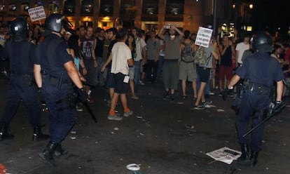 Varios agentes de la Policía, durante una carga en la Puerta del Sol