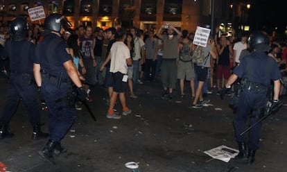 Varios agentes de la Policía, durante una carga en  la Puerta del Sol